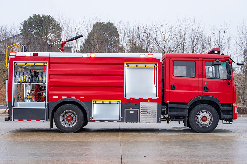 东风D9双排泡沫消防车8方（外露）