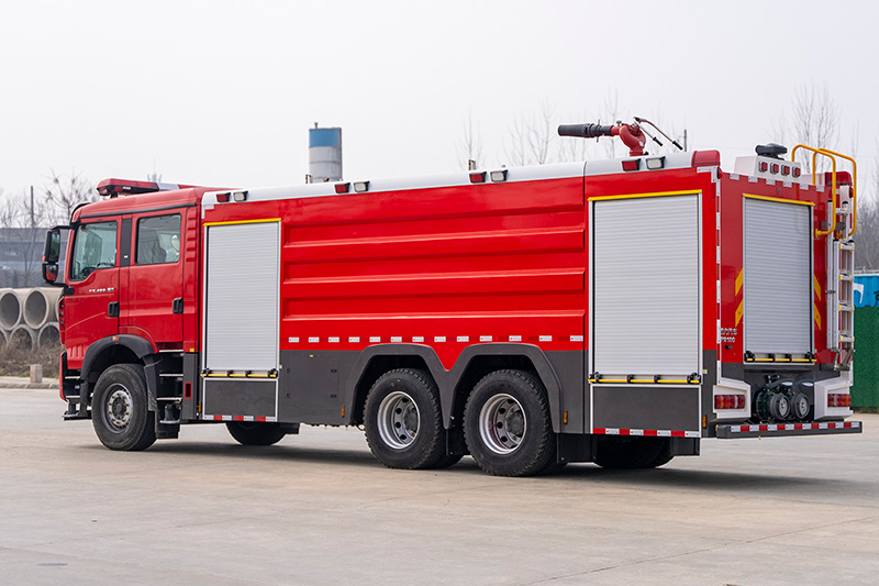 重汽豪沃后双桥泡沫消防车18方（外露）