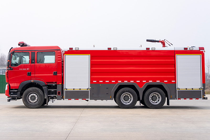 重汽豪沃后双桥泡沫消防车18方（外露）